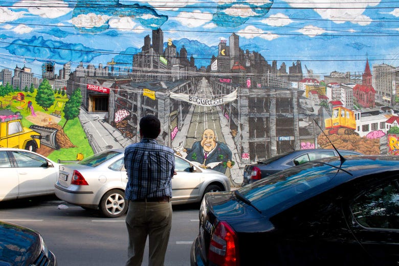 Contemplando el arte urbano de la calle Arthur Verona