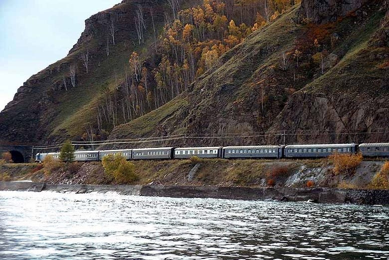 Trem transiberiano pelo lago Baikal