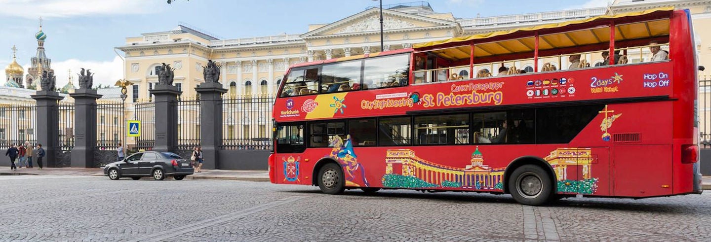 Ônibus e barco turístico de São Petersburgo