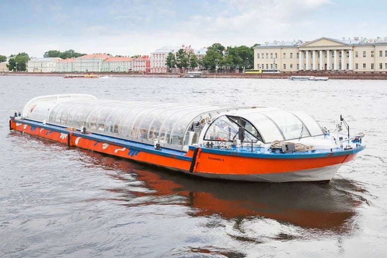 Bateau touristique de Saint-Pétersbourg