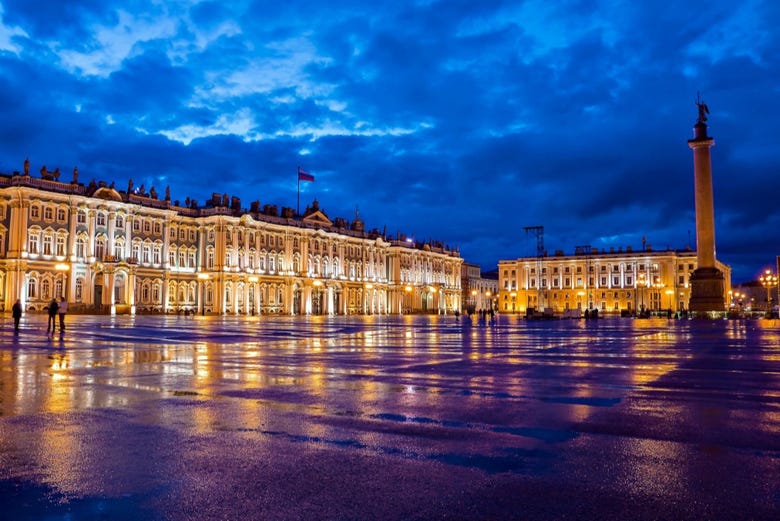 Discover St. Petersburg at night