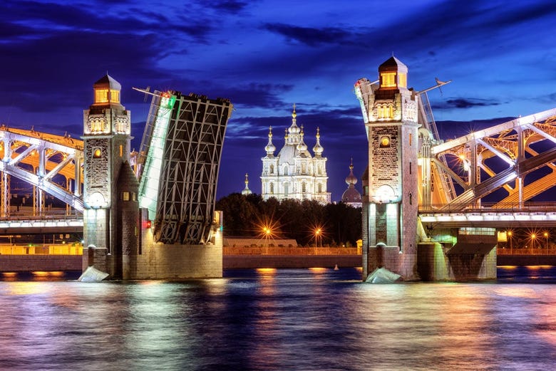 Les ponts-levis de Saint-Pétersbourg de nuit