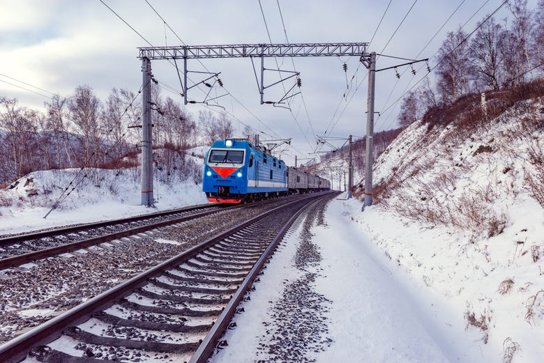 Treno Transiberiano che attraversa la Russia