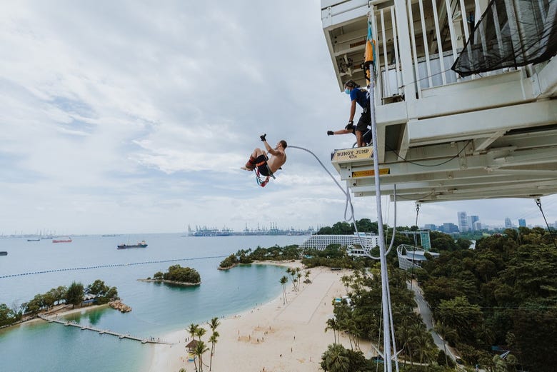 Bungee jumping al Skypark Sentosa by AJ Hackett