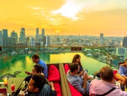 Relax in un bar panoramico di Singapore