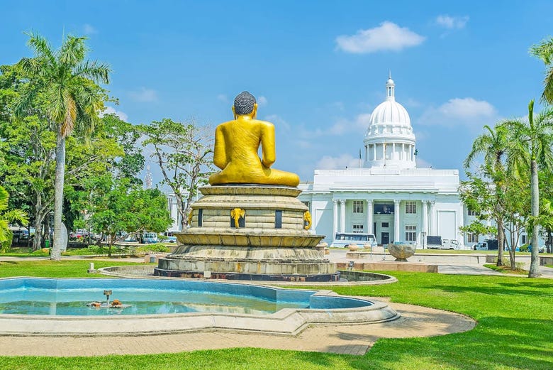 Edificio colonial de Colombo y una estatua de Buda