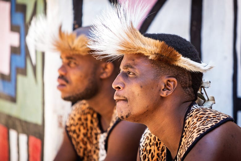 Miembros de la tribu zulú en el Parque Cultural Lesedi
