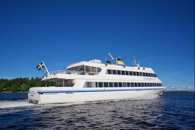 Barco Cinderella navegando hacia la isla Grinda