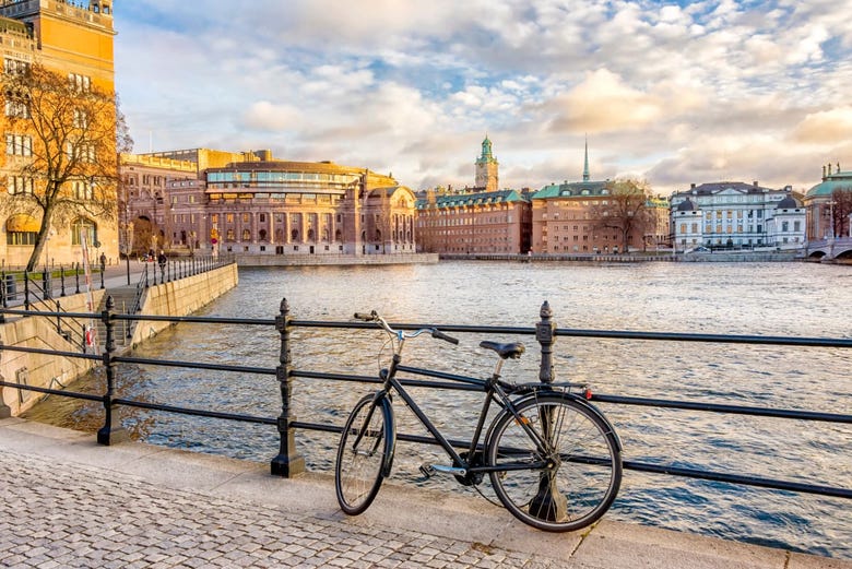Bicicleta junto a los canales de Estocolmo