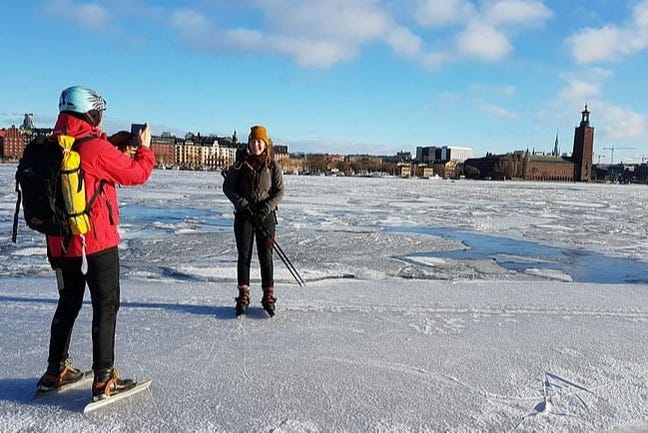 Patinando sobre hielo en Estocolmo
