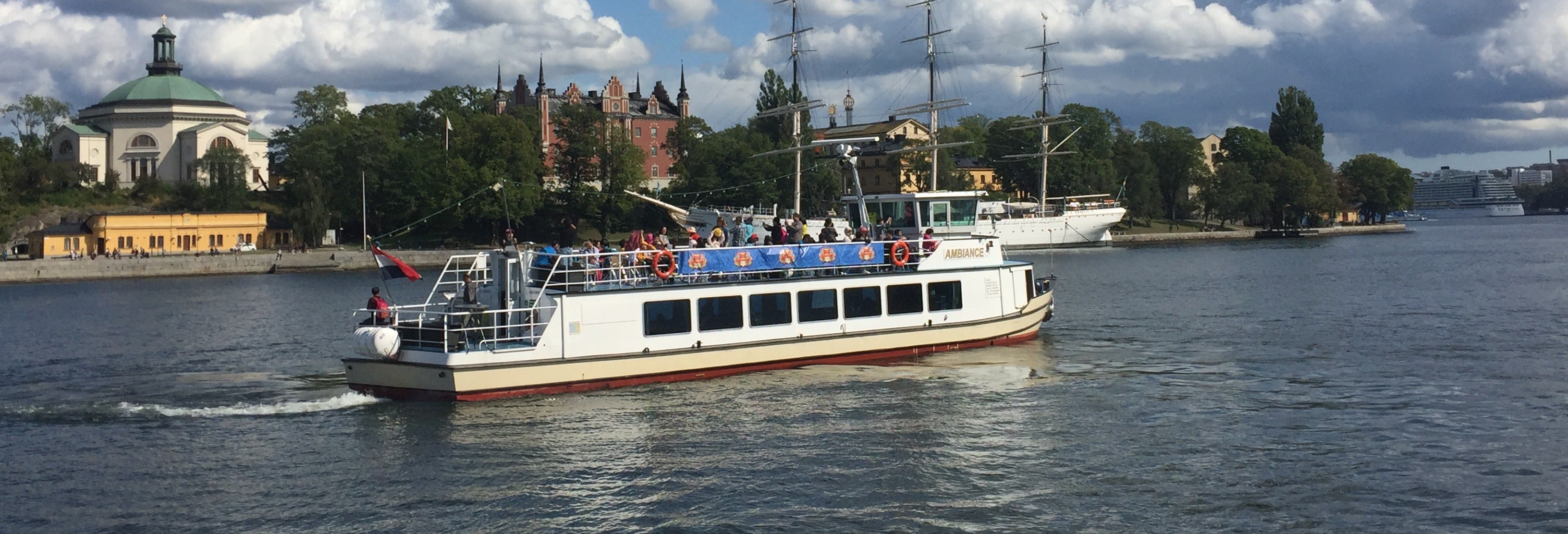Paseo en barco por Skeppsholmen, Södermalm y Djugården