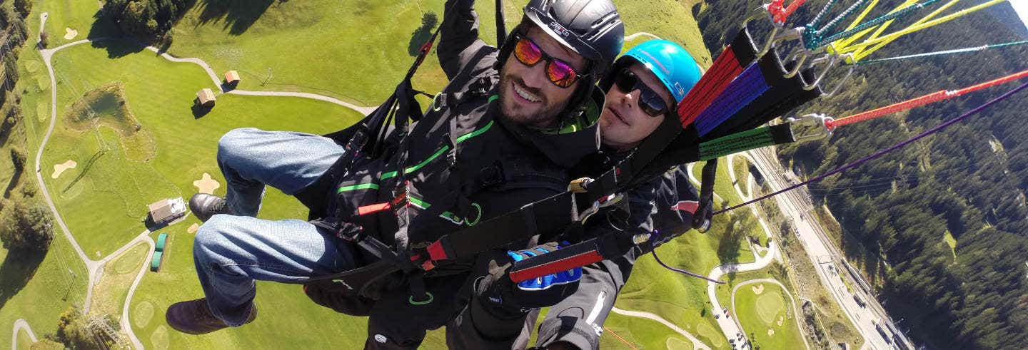 Volo in parapendio sulle Alpi svizzere
