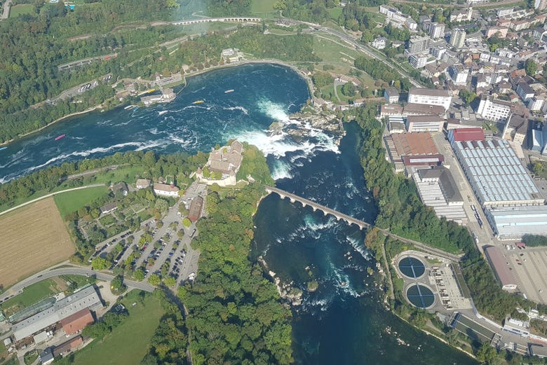 Panorámica aérea de las cascadas del Rin