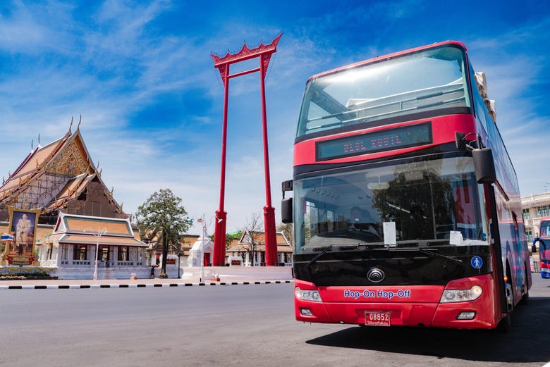 Autobús turístico de Bangkok pasando por el Columpio Gigante