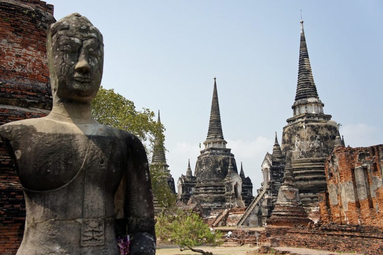 Explorando as antigas ruínas de Ayutthaya