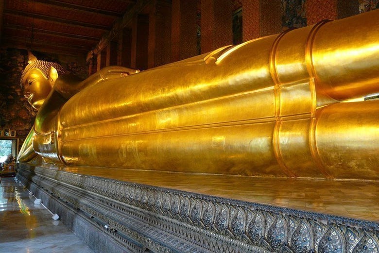 La statue du Bouddha couché dans le temple Wat Pho