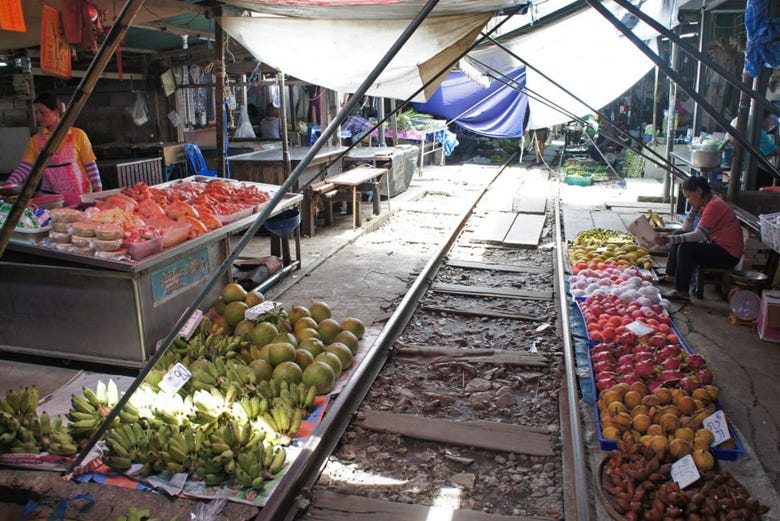Le marché sur la voie ferrée à Maeklong