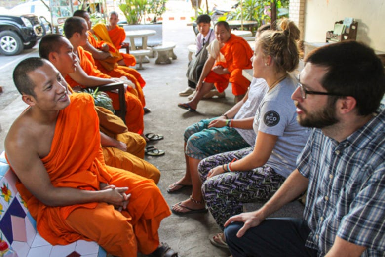 Encuentro con los monjes budistas del templo de Wat Chedi Luang