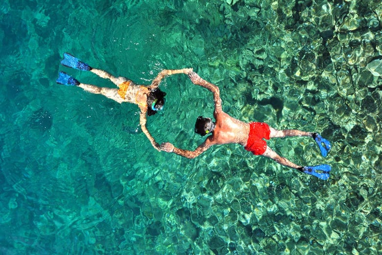 Una coppia intenta a fare snorkeling a Koh Kood