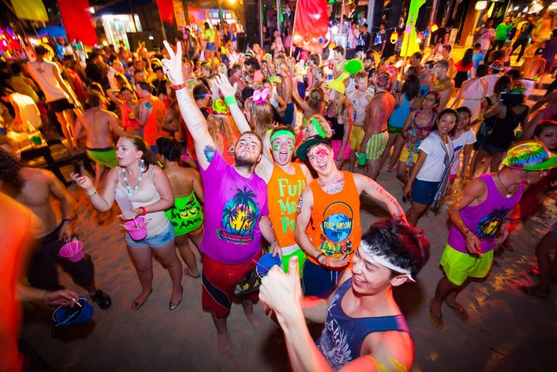 C'est la fête sur la plage de Koh Phangan !