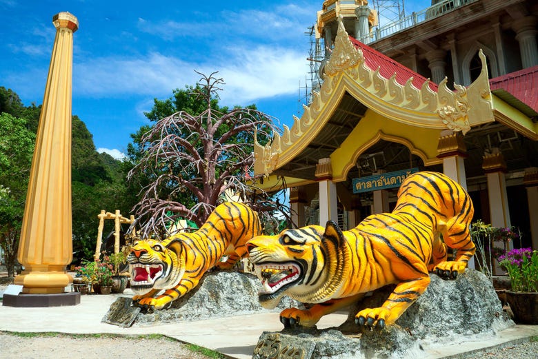 Tigres devant la porte du temple
