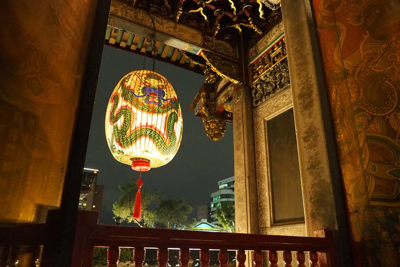 Lanterne à l'intérieur du temple Longshan