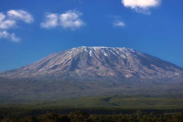 Vista del monte Kilimanjaro desde la lejanía