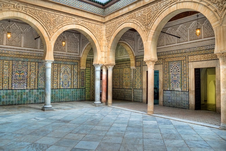 Interior de la Mezquita del Barbero en Kairuán