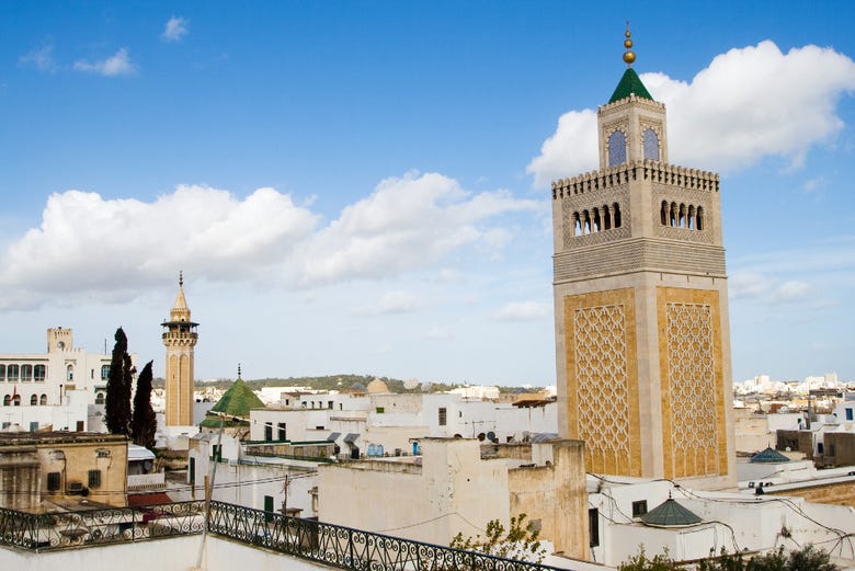 Minarete en la medina de la ciudad de Túnez