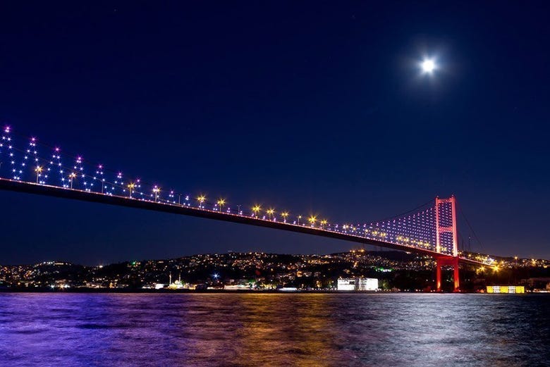 Ponte do Bósforo iluminada