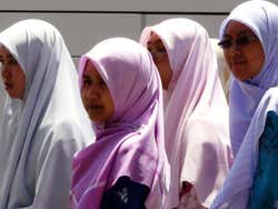 Quatro mulheres passeando em Istambul