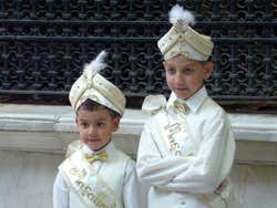 Meninos preparados para a circuncisao