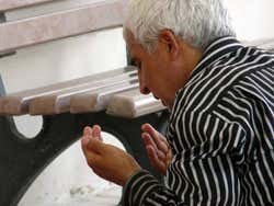 Rezando na entrada da mesquita