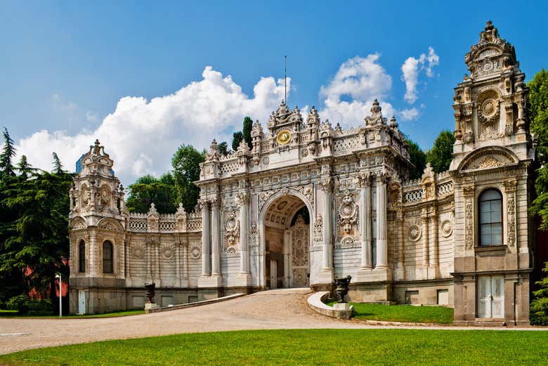 Tour por el Palacio Dolmabahçe, Fortaleza Rumeli, Ortaköy y parque de  Emirgan, Estambul