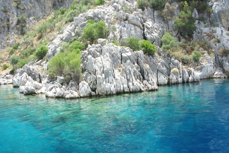 Águas cristalinas das ilhas Egeias onde nadaremos