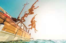 Fiesta en barco por la isla Dolphin con comida