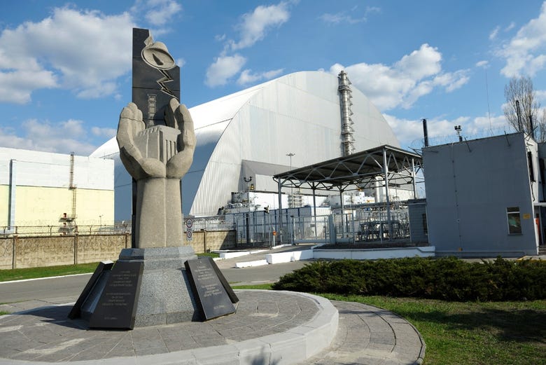 Il reattore 4 e il sarcofago di Chernobyl