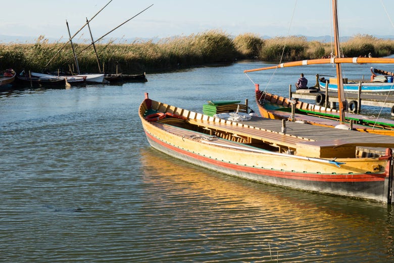 Une barque dans les marécages de La Macarena