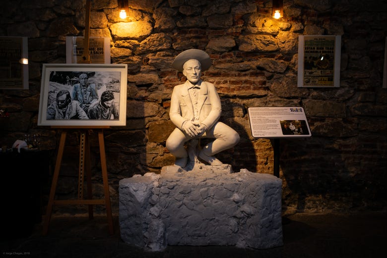 Escultura de Don Sergio Catalán, en el salón "El Arriero"