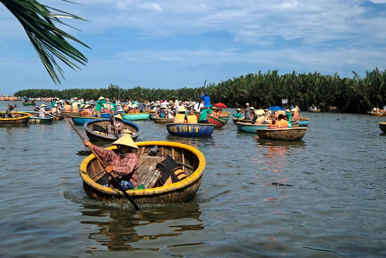 Barcos pelo bosque de coqueiros de Bay Mau