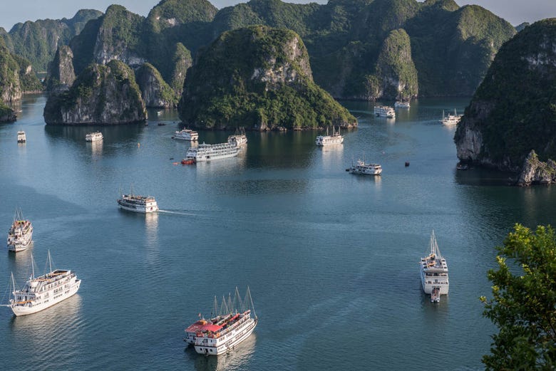 Barcos na baía de Ha Long