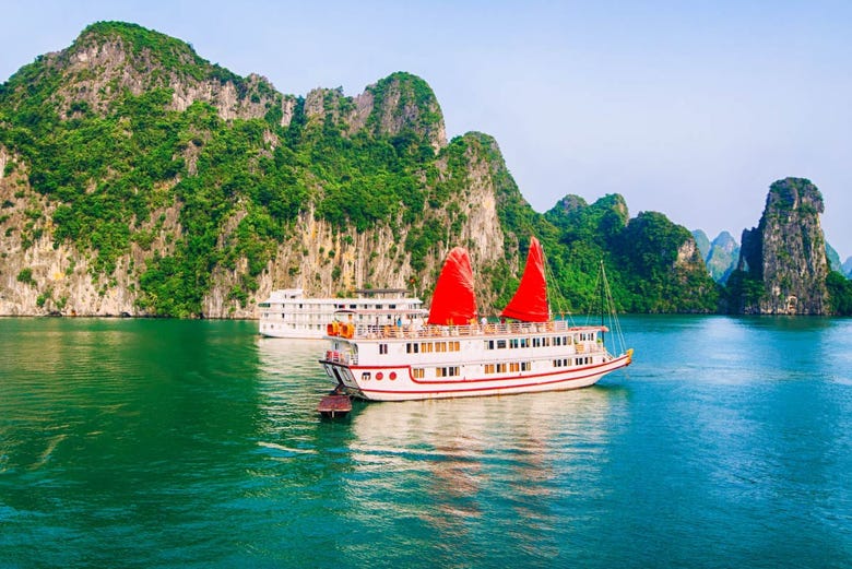 Navegando por la bahía de Ha Long