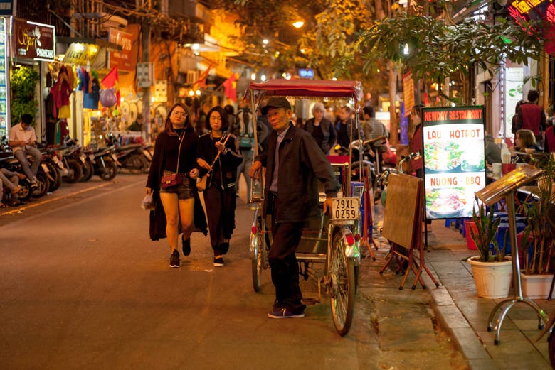 Cyclo en las calles de Hanói por la noche