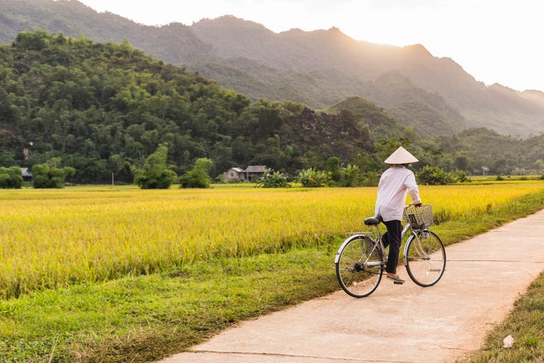 Montando en bicicleta por Mai Chau