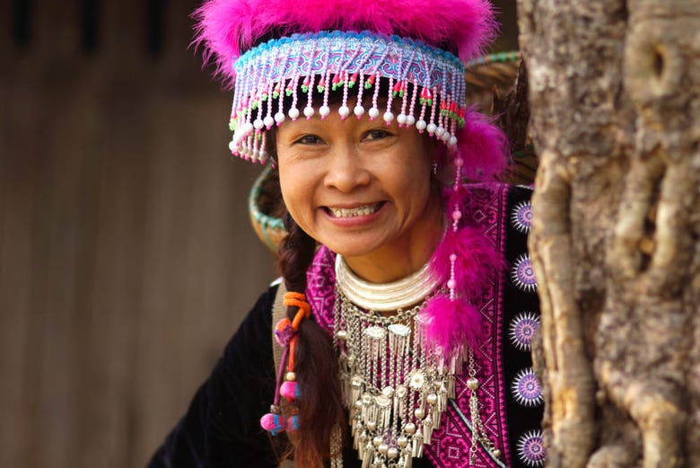Mulher da tribo Miao sorrindo