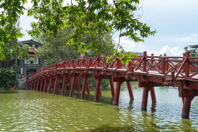 Puente Rojo, en el lago del distrito de Hoàn Kiếm