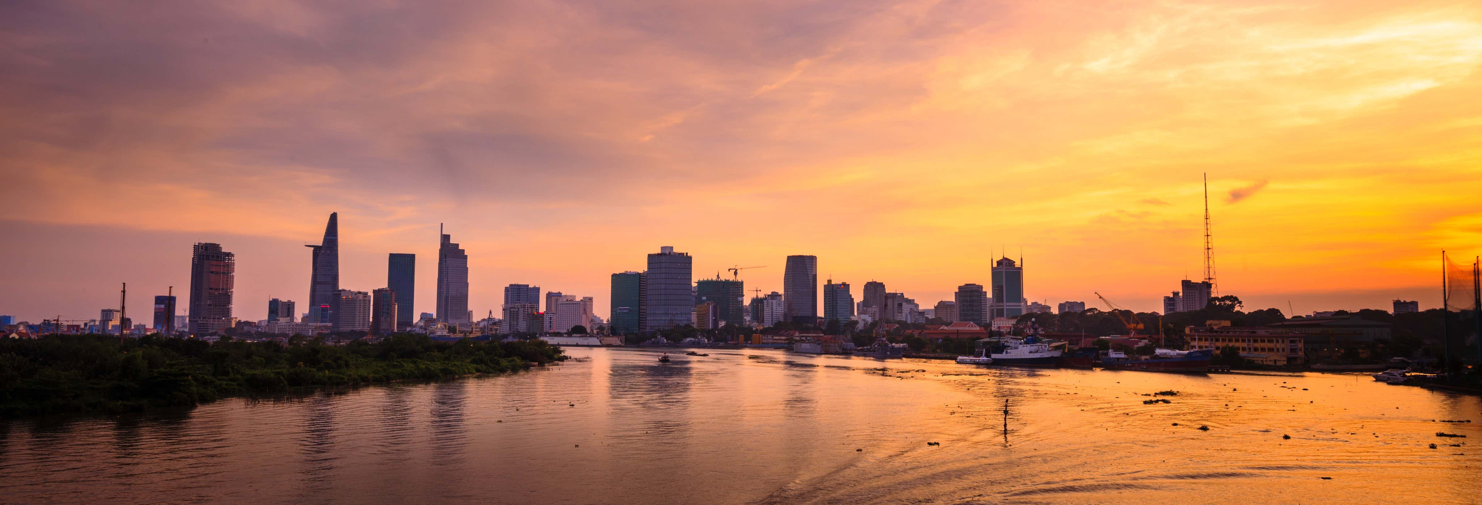 Crucero por el río Saigón al atardecer