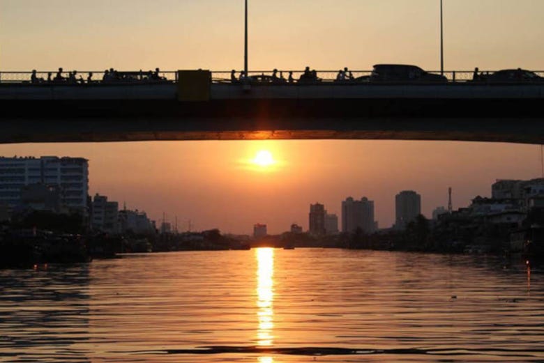 Le fleuve de Saïgon au coucher du soleil 