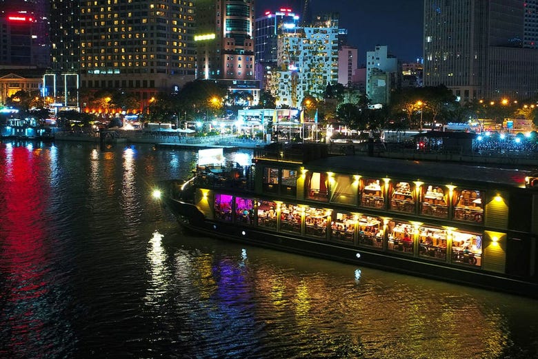 Cruzeiro noturno pelo rio Saigon