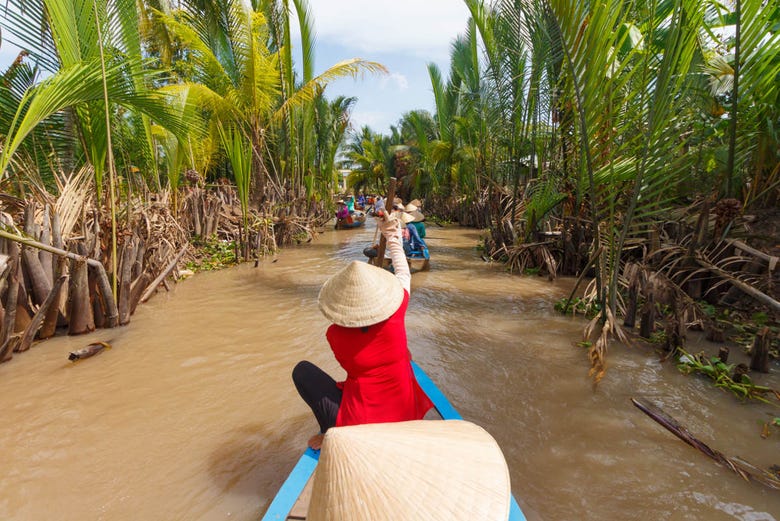 Navegando pelos canais do delta do rio Mekong
